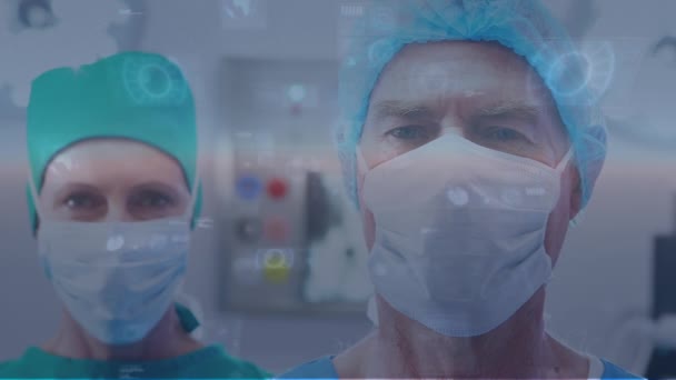 对戴口罩的男医生和女医生进行数据处理动画 全球医学 医疗保健和技术概念数码视频 — 图库视频影像