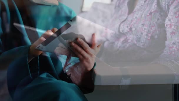 泣いているシニア女性の上にデジタルタブレットを使用して女性外科医のアニメーション 医療サービスの概念はデジタルで生成され — ストック動画