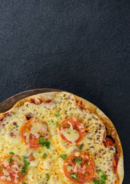 Gri arka planda taze pizza kompozisyonu. sağlık, eğlence ve eğlence konsepti dijital olarak oluşturulmuş imaj.