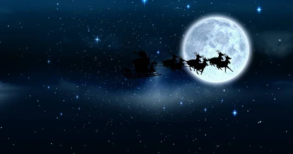 雪橇上的桑塔爪的组成与驯鹿在星空和月亮之上 圣诞节 传统和庆祝概念数字生成的图像 — 图库照片