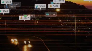 Gün batımında yol ve şehir ışıkları üzerinde hızlı hareket trafiği ile ilgili sosyal medya bildirimlerinin canlandırılması. 