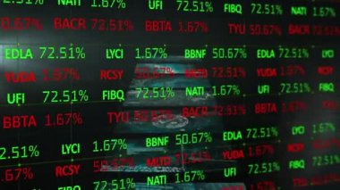 Ekranlarda finansal veri işleme animasyonu. iş, finans, veri işleme ve dijital arayüz kavramı dijital olarak oluşturulmuş video.