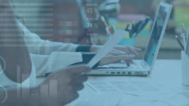 Ofisteki dizüstü bilgisayarla iş kadınının finansal veri işleme animasyonu. küresel iş, finans, bağlantılar ve dijital arayüz konsepti dijital olarak oluşturulmuş video.