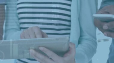 Akıllı telefon ve tablet kullanan iş adamlarının finansal veri işleme animasyonları. küresel iş, finans, bağlantılar ve dijital arayüz konsepti dijital olarak oluşturulmuş video.