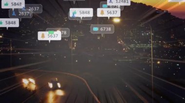 Gün batımında hızlı hareket trafiği ve şehir ışıkları ile ilgili sosyal medya bildirimleri. küresel iletişim, sosyal ağ ve dijital arayüz kavramı dijital olarak oluşturulmuş video.
