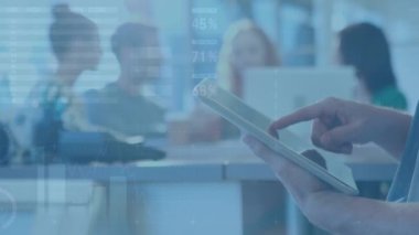 Ofisteki iş adamları üzerinde finansal veri işleme animasyonu. küresel iş, finans, bağlantılar ve dijital arayüz konsepti dijital olarak oluşturulmuş video.