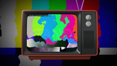 Ekranda bozuk renk çubukları olan retro televizyonun animasyonu ve arka planda da aynısı. iletişim, retro teknoloji ve bağlantı konsepti dijital olarak oluşturulmuş video.