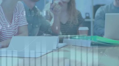 Ofisteki iş adamları üzerinde finansal veri işleme animasyonu. küresel iş, finans, bağlantılar ve dijital arayüz konsepti dijital olarak oluşturulmuş video.