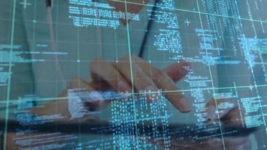 Bilgisayar klavyesinde yazan kadın doktorun veri işleme animasyonu. küresel bilim, veri işleme ve dijital arayüz kavramı dijital olarak oluşturulmuş video.