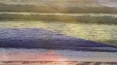 Bulutlu gökyüzünde dalgalanan Kolombiya bayrağı ve denizdeki dalgaların animasyonu. Vatanseverlik, bağımsızlık ve kutlama konsepti dijital olarak oluşturulmuş video.