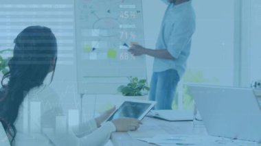 Ofisteki iş adamları üzerinde finansal veri işleme animasyonu. küresel iş, finans, bağlantılar ve dijital arayüz konsepti dijital olarak oluşturulmuş video.