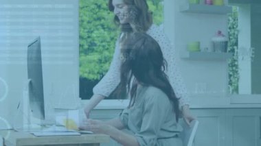 Ofisteki iş kadınları üzerinde finansal veri işleme animasyonu. küresel iş, finans, bağlantılar ve dijital arayüz konsepti dijital olarak oluşturulmuş video.