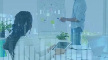 Ofisteki iş adamları üzerinde finansal veri işleme animasyonu. küresel iş, finans, bağlantılar ve dijital arayüz konsepti dijital olarak oluşturulmuş video.