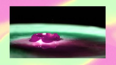 Zıplayan sıvı damlanın animasyonu, pastel sarı ve pembe kıvrımlar arka plan ve çerçeve üzerinde. enerji, iletişim, bağlantı ve hareket kavramı dijital olarak oluşturulmuş video.