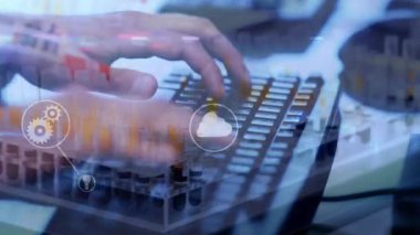 Bilgisayar klavyesinde yazan kadın üzerindeki simgelerle bağlantı ağının animasyonu. küresel bilim, veri işleme ve dijital arayüz kavramı dijital olarak oluşturulmuş video.