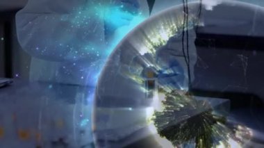 Laboratuvardaki kadın bilim adamı üzerinde bağlantıları olan dünyanın animasyonu. küresel bilim, veri işleme ve dijital arayüz kavramı dijital olarak oluşturulmuş video.