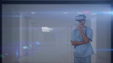 VR kulaklık takan kadın doktorla ilgili veri işleme animasyonu. küresel bilim, tıp, veri işleme ve dijital arayüz kavramı dijital olarak oluşturulmuş video.