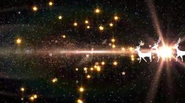 Kar yağan ve parlayan yıldızların üzerinde ren geyiği olan Noel Baba 'nın kızakta canlandırması. Noel, gelenek ve kutlama konsepti dijital olarak oluşturuldu.