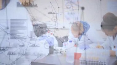 Laboratuvardaki kadın bilim adamı üzerindeki bağlantı ağının animasyonu. küresel bilim, veri işleme ve dijital arayüz kavramı dijital olarak oluşturulmuş video.