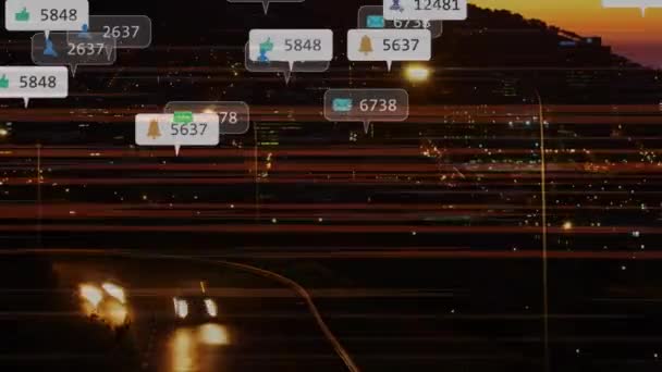 日没時の道路や都市照明の高速運動トラフィックに対するソーシャルメディア通知のアニメーション — ストック動画