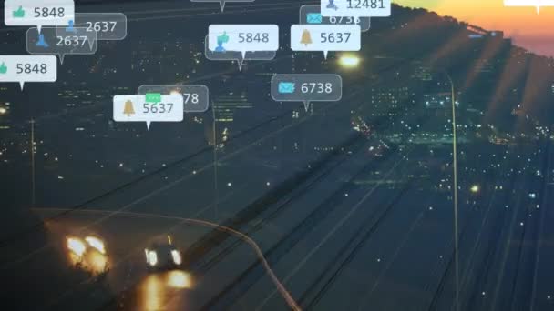 日没時の道路や都市照明の高速運動トラフィックに対するソーシャルメディア通知のアニメーション — ストック動画