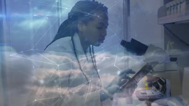 Animación Red Conexiones Sobre Científica Femenina Laboratorio Ciencia Global Procesamiento — Vídeos de Stock