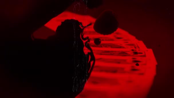 Animation Forme Noire Rayures Déplaçant Sur Des Cartes Jouer Rouges — Video
