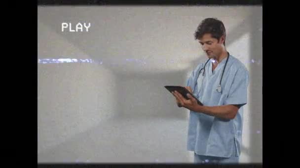 タブレットで男性医師以上のグリッチで画面上の再生デジタルインターフェースのアニメーション 世界中の科学 データ処理 デジタルインターフェースの概念がデジタルで生成されたビデオ — ストック動画