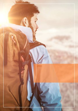 Sırt çantalı adamın üzerindeki beyaz çerçevenin bileşimi. sağlık, eğlence ve eğlence konsepti dijital olarak oluşturulmuş imaj.