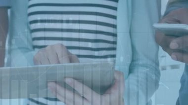 Akıllı telefon ve tablet kullanan iş adamlarının finansal veri işleme animasyonları. küresel iş, finans, bağlantılar ve dijital arayüz konsepti dijital olarak oluşturulmuş video.