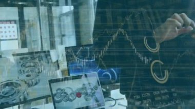 Ofisteki iş adamının finansal veri işleme animasyonu. küresel iş, finans, bağlantılar ve dijital arayüz konsepti dijital olarak oluşturulmuş video.