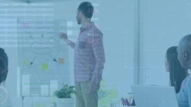 Ofisteki iş adamları üzerinde finansal veri işleme animasyonu. küresel iş, finans, bağlantılar ve dijital arayüz konsepti dijital olarak oluşturulmuş video.