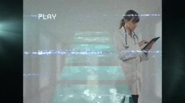 Oyun dijital arayüzü animasyonu, tabletli kadın doktor üzerinde veri işleme ekranları. küresel bilim, tıp, veri işleme ve dijital arayüz kavramı dijital olarak oluşturulmuş video.