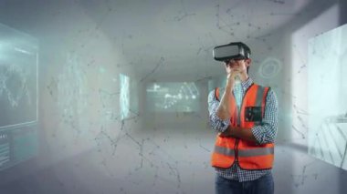 Bağlantılar animasyonu, VR kulaklık takan erkek mühendis üzerindeki veri işleme ekranları. küresel bilim, veri işleme ve dijital arayüz kavramı dijital olarak oluşturulmuş video.