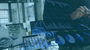 Ofisteki iş adamının finansal veri işleme animasyonu. küresel iş, finans, bağlantılar ve dijital arayüz konsepti dijital olarak oluşturulmuş video.