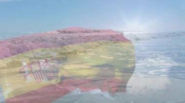 İspanya bayrağının güneşli mavi gökyüzü ile denize düşen dalgaların üzerinde dalgalanması. Vatanseverlik, bağımsızlık ve kutlama konsepti dijital olarak oluşturulmuş video.