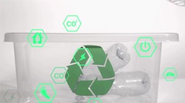 Plastik şişeler üzerinde ekolojik ve çevre dostu ikonlar ağının animasyonu. küresel ağlar, ortam ve dijital arayüz kavramı dijital olarak oluşturulmuş video.