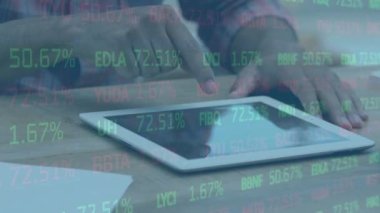 Tablet kullanılarak işadamının finansal veri işleme animasyonu. küresel iş, finans, bağlantılar ve dijital arayüz konsepti dijital olarak oluşturulmuş video.