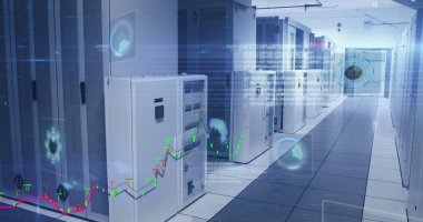 Finansal veri işleme ve boş bilgisayar sunucu odasına karşı yuvarlak tarayıcılar. siber güvenlik ve bilgisayar teknolojisi kavramı