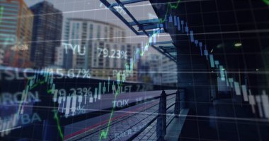 Ofis binaları, modern şehir manzarası ve arka planda hızlı hareket eden yol trafiğinin mali veri işleme görüntüsü. Küresel finans sektörü arayüzü kavramı dijital olarak oluşturulmuş görüntü.