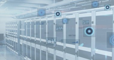 Boş bilgisayar sunucu odasında birden fazla değişen numara ve yuvarlak tarayıcı var. siber güvenlik ve bilgisayar teknolojisi kavramı