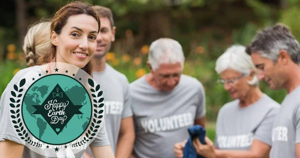 Koostumus Vihreä Maapallo Logo Maa Päivä Tekstiä Yli Vapaaehtoisten Siivoamassa — kuvapankkivalokuva