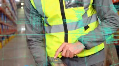 Depoda çalışan adamın veri işleme animasyonu. küresel sevkiyat, dağıtım ve bağlantılar konsepti dijital olarak oluşturulmuş video.