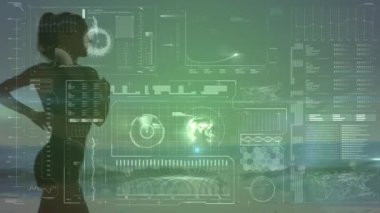 Formda bir kadının koşması üzerine veri işleme animasyonu. küresel bağlantılar, spor, fitness ve veri işleme konsepti dijital olarak oluşturulmuş video.