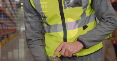 Depoda çalışan adamın veri işleme animasyonu. küresel sevkiyat, dağıtım ve bağlantılar konsepti dijital olarak oluşturulmuş video.