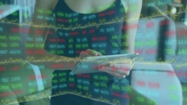 Ofisteki iş kadınıyla ilgili finansal veri işleme animasyonu. küresel iş, finans, bağlantılar ve dijital arayüz konsepti dijital olarak oluşturulmuş video.