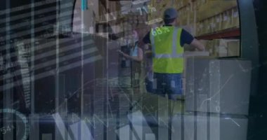 Kutuları arabaya koyan adamın veri işleme animasyonu. küresel sevkiyat, dağıtım ve bağlantılar konsepti dijital olarak oluşturulmuş video.