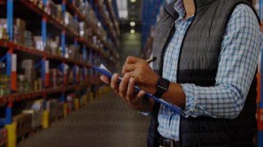 Erkek depo çalışanı üzerinde ikili kodlama animasyonu. küresel gönderim ve bağlantılar konsepti dijital olarak oluşturulmuş video.