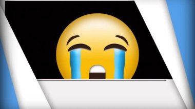 Hareket eden geometrik şekiller üzerine ağlayan emoji ikonunun animasyonu. küresel sosyal medya ve iletişim konsepti dijital olarak oluşturulmuş video.
