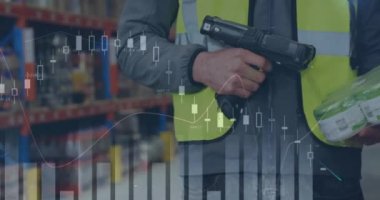 Depoda çalışan adamın istatistik ve mali veri işleme animasyonu. küresel gönderim ve bağlantılar konsepti dijital olarak oluşturulmuş video.